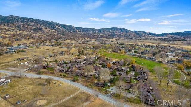 2 Village Lane, Tehachapi CA: https://media.crmls.org/medias/5acb93e7-710f-426f-8747-80f3e3eeaaff.jpg