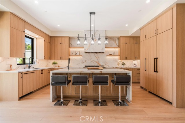 521 N Sparks Street, Burbank CA: https://media.crmls.org/medias/5acc5e2b-4db3-497d-918a-9356a036d604.jpg