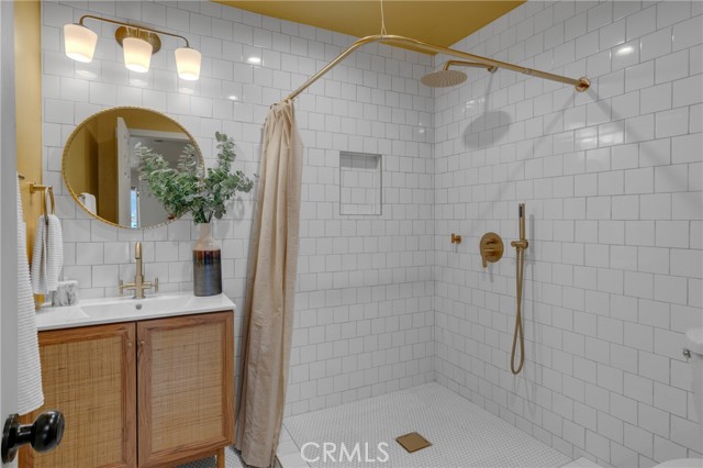 1123 E Ocean Blvd, Long Beach CA: https://media.crmls.org/medias/5accf9ca-87f9-4b12-9773-39166a27b240.jpg