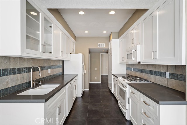 4313 Van Nuys Boulevard, Sherman Oaks CA: https://media.crmls.org/medias/5acded03-fe21-43a1-b579-9c961711ad3a.jpg