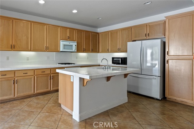 Detail Gallery Image 8 of 30 For 10114 Oporto Way, Bakersfield,  CA 93306 - 3 Beds | 3 Baths