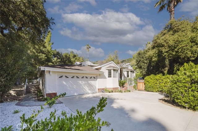 Detail Gallery Image 4 of 52 For 2255 E Chevy Chase Dr, Glendale,  CA 91206 - 4 Beds | 3 Baths