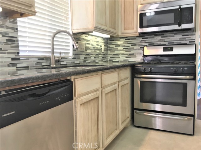 Detail Gallery Image 2 of 15 For 16349 Windcrest Dr, Fontana,  CA 92337 - 3 Beds | 2/1 Baths