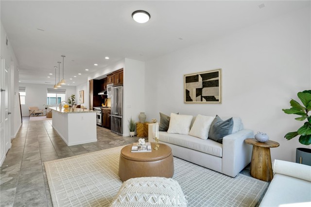 Detail Gallery Image 2 of 42 For 1512 W Artesia Square #F,  Gardena,  CA 90248 - 3 Beds | 3/1 Baths