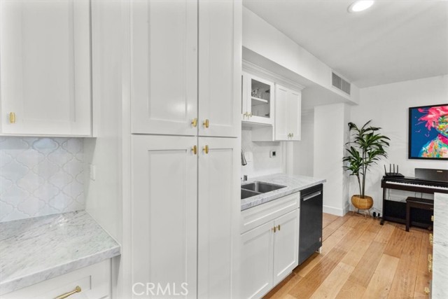 Detail Gallery Image 3 of 25 For 10501 Wilshire #2212,  Los Angeles,  CA 90024 - 2 Beds | 3 Baths