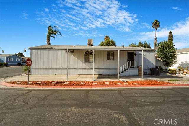 Detail Gallery Image 2 of 31 For 1855 E Riverside Dr #110,  Ontario,  CA 91761 - 3 Beds | 2 Baths