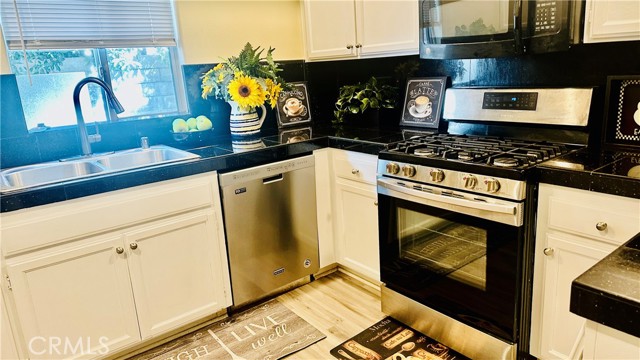 Detail Gallery Image 15 of 45 For 18336 1/2 Keswick St, Reseda,  CA 91335 - 4 Beds | 3/1 Baths
