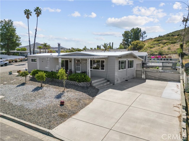 23011 Big Tee Drive, Canyon Lake CA: https://media.crmls.org/medias/5adaf26a-3a7a-4517-886c-e326875aa90c.jpg