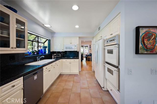 17034 Escalon Drive, Encino CA: https://media.crmls.org/medias/5adc2ab0-d598-4a94-84b4-62b5d5f98de4.jpg