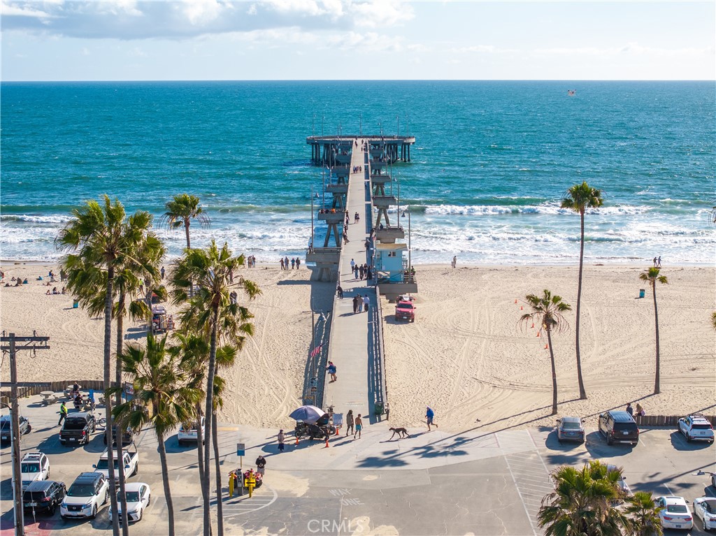 https://media.crmls.org/medias/5adc9f99-7b37-4f5e-b1eb-917d6f47b370.jpg?preset=X-Large