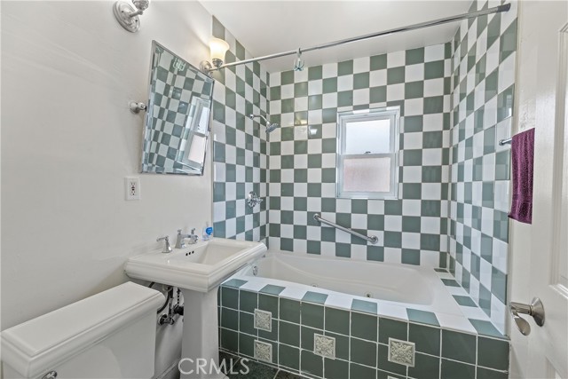 2420 Maine Avenue, Long Beach CA: https://media.crmls.org/medias/5adeb7e4-9ff4-4104-b002-4848ba1cc0e8.jpg