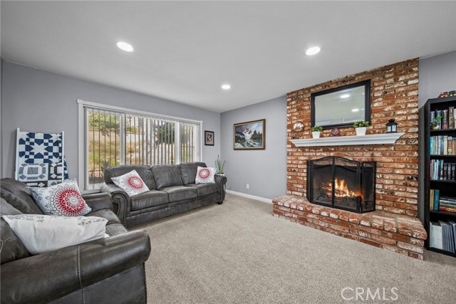 Detail Gallery Image 8 of 44 For 16503 Fairglade, Canyon Country,  CA 91387 - 4 Beds | 3 Baths