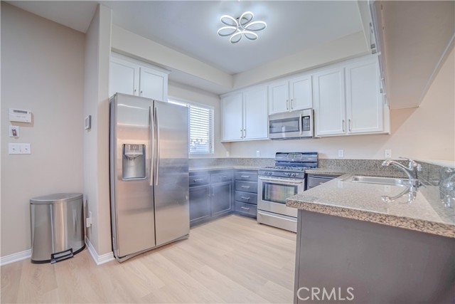 Detail Gallery Image 2 of 4 For 14554 Kittridge St, Van Nuys,  CA 91405 - 3 Beds | 3 Baths