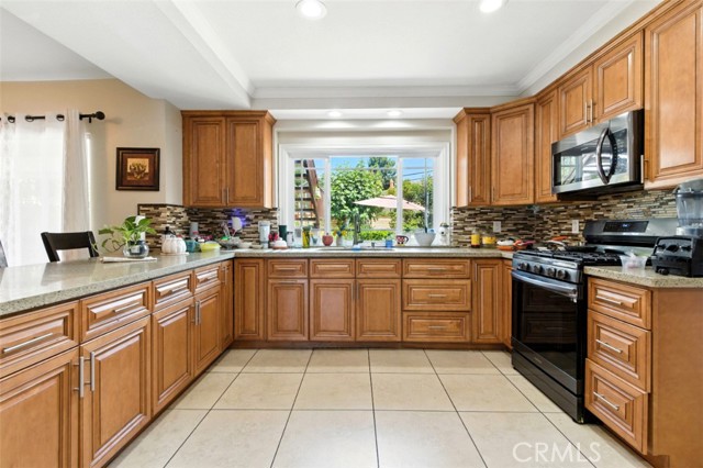 Detail Gallery Image 9 of 56 For 1241 Arbolita Dr, La Habra,  CA 90631 - 6 Beds | 4 Baths