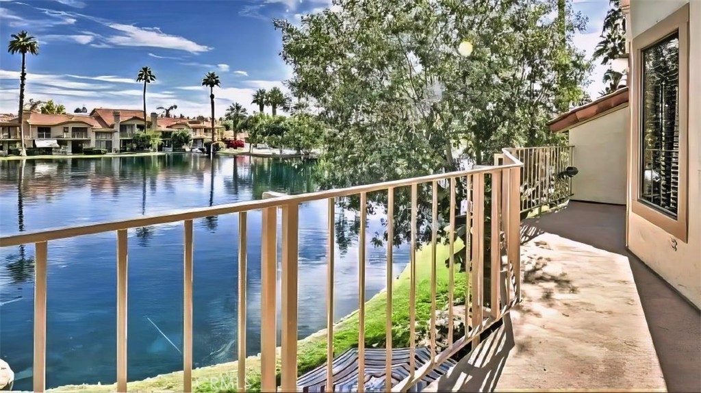 https://media.crmls.org/medias/5ae1d130-297c-4f37-a527-7b9df691f90a.jpg?preset=X-Large