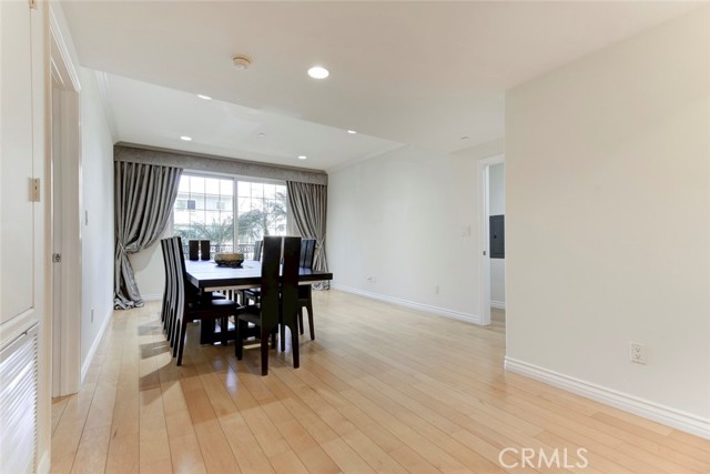 Detail Gallery Image 9 of 32 For 556 E Palm Ave #102,  Burbank,  CA 91501 - 3 Beds | 3 Baths