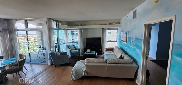 Detail Gallery Image 3 of 14 For 13700 Marina Pointe Dr #924,  Marina Del Rey,  CA 90292 - 2 Beds | 2/1 Baths