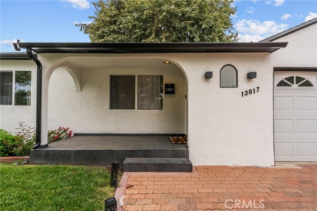 13817 Bromwich Street, Arleta CA: https://media.crmls.org/medias/5ae8d8c5-6334-4319-b994-dc550ef1b91e.jpg