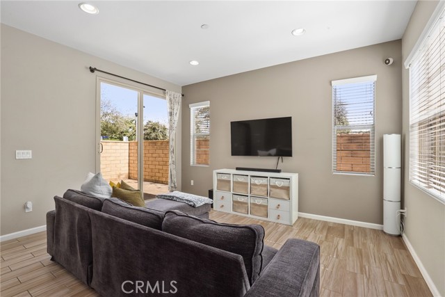 Detail Gallery Image 4 of 36 For 21710 Bene Dr, Saugus,  CA 91350 - 3 Beds | 2/1 Baths