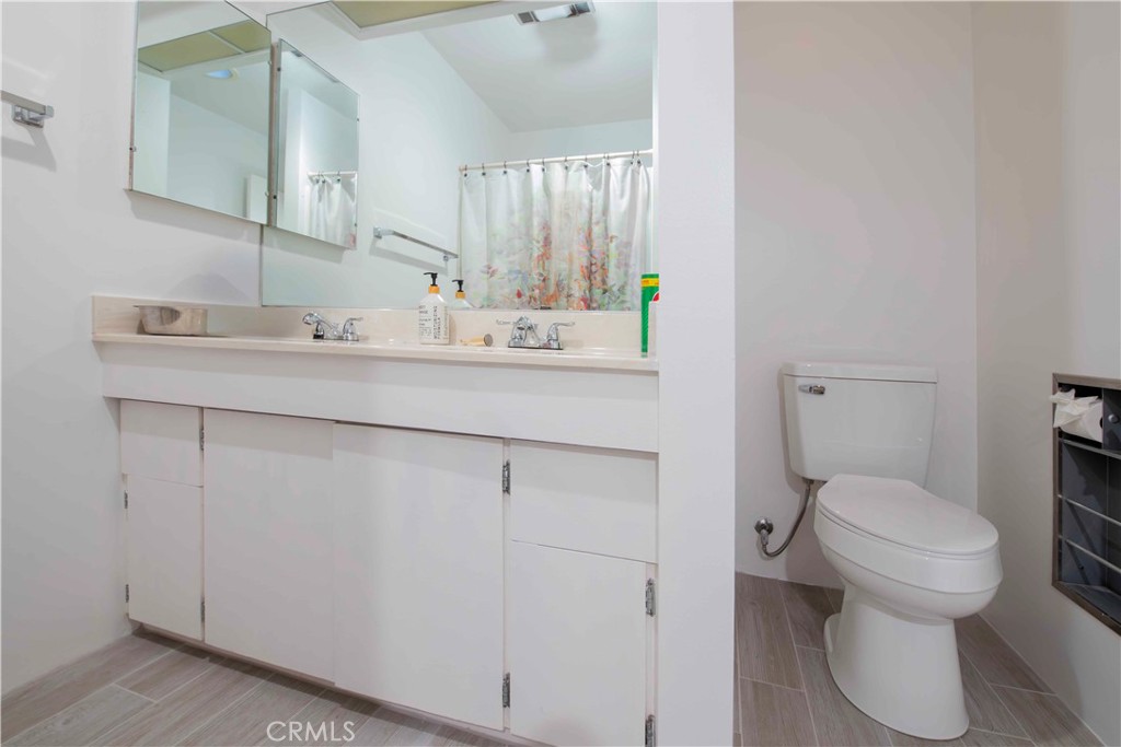 https://media.crmls.org/medias/5aeaf1e9-08b6-45e9-a35a-fd57485181a7.jpg?preset=X-Large