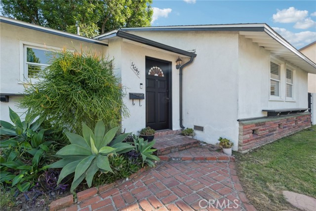17048 Baltar Street, Lake Balboa CA: https://media.crmls.org/medias/5aecc2dd-0256-4f36-89aa-1fe989dd7a40.jpg