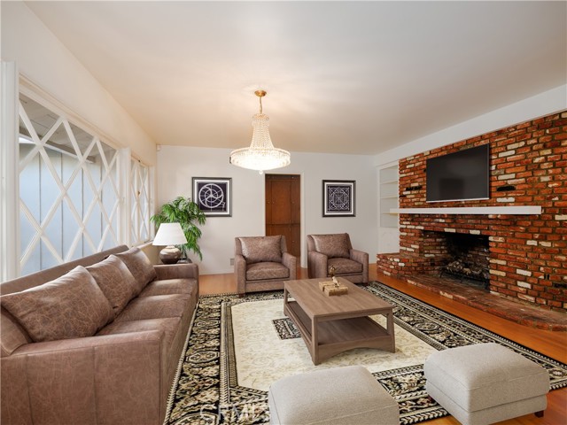 Detail Gallery Image 13 of 65 For 4539 Hayvenhurst, Encino,  CA 91436 - 3 Beds | 3 Baths