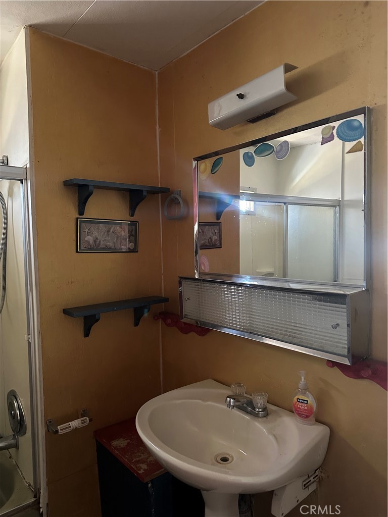 https://media.crmls.org/medias/5aee73ae-b65d-470d-88cf-f32f3c58142e.jpg?preset=X-Large