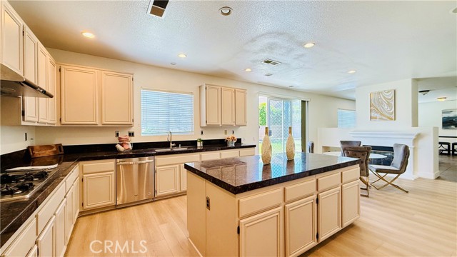 11958 Sunstone Court, Eastvale CA: https://media.crmls.org/medias/5aef19c1-11d3-48f2-9513-d9c50fe2b44b.jpg