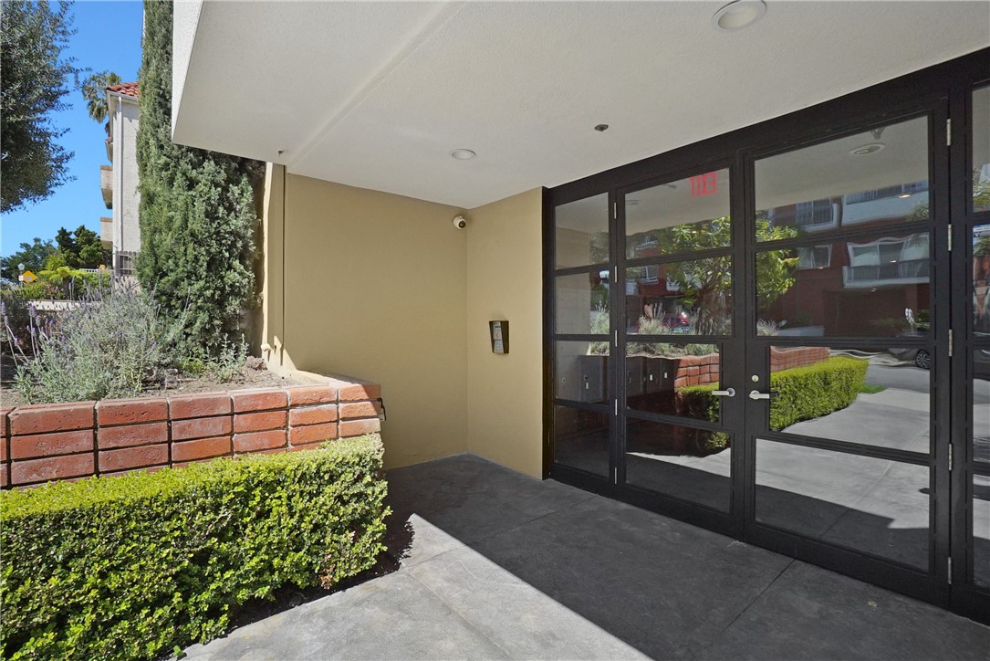 Detail Gallery Image 3 of 34 For 10633 Kinnard Ave #4,  Los Angeles,  CA 90024 - 2 Beds | 2 Baths