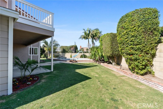 Plenty of grass for kids and pets to play!