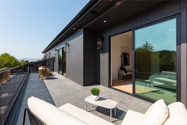 4601 Vista De Oro Avenue, Woodland Hills CA: https://media.crmls.org/medias/5af29b53-f2ec-426d-8cb2-62702cfc6a88.jpg