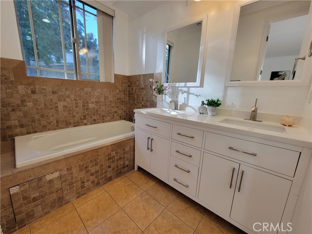 Detail Gallery Image 14 of 25 For 11145 Sunshine Ter #102,  Studio City,  CA 91604 - 3 Beds | 3 Baths