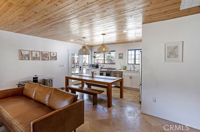 Detail Gallery Image 8 of 39 For 61680 Valley View Dr, Joshua Tree,  CA 92252 - 3 Beds | 2 Baths