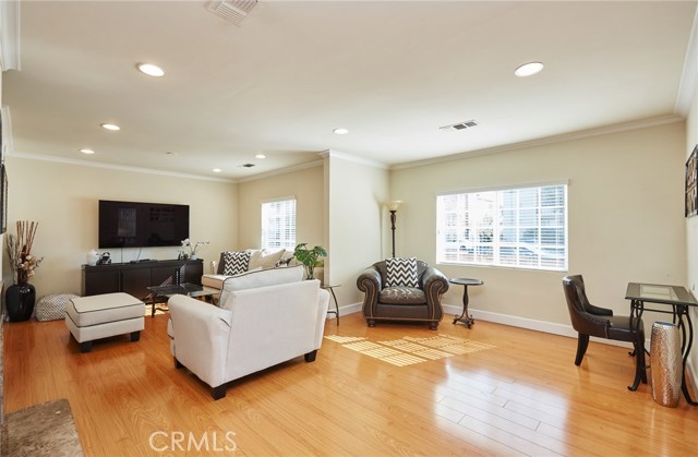 Detail Gallery Image 4 of 33 For 17827 Burbank Bld, Encino,  CA 91316 - 3 Beds | 2 Baths