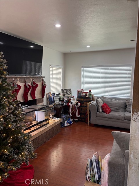 Detail Gallery Image 2 of 5 For 2911 Baltic, Long Beach,  CA 90810 - 3 Beds | 1 Baths