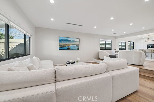 Detail Gallery Image 9 of 31 For 15937 Londelius St, North Hills,  CA 91343 - 3 Beds | 3 Baths