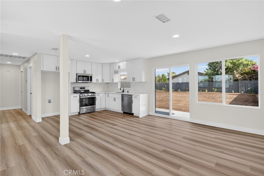 https://media.crmls.org/medias/5aff59c9-9472-4ecb-9fee-6b83e2b632e2.jpg?preset=X-Large