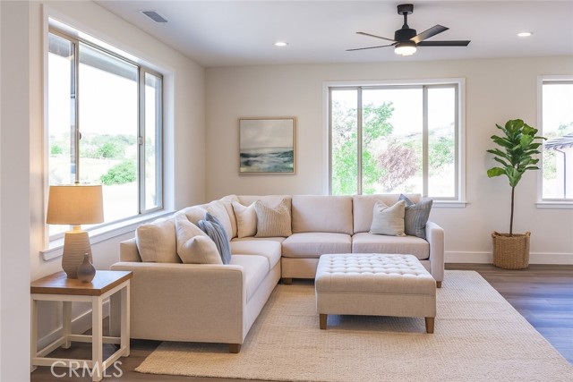 Detail Gallery Image 3 of 11 For 2235 Holly Dr, Paso Robles,  CA 93446 - 3 Beds | 2 Baths