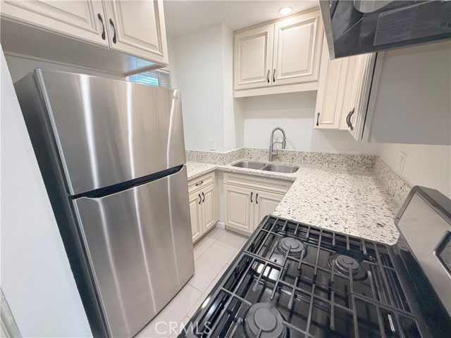 Detail Gallery Image 4 of 11 For 3016 Honolulu Ave #8,  Glendale,  CA 91214 - 2 Beds | 2 Baths