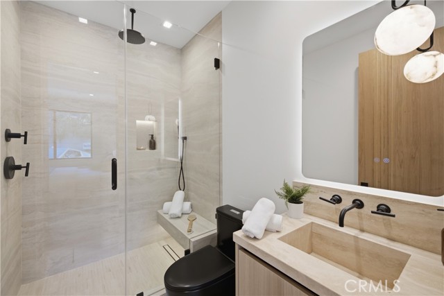 22518 Burbank photo 15