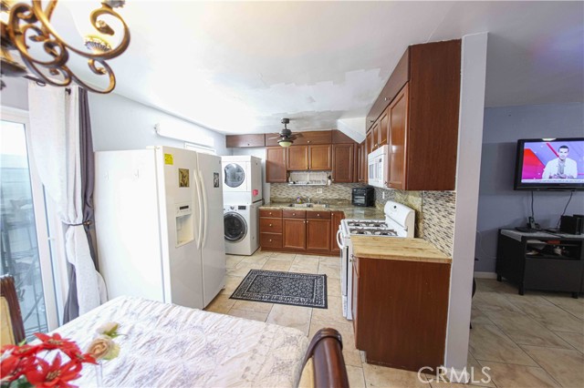 Detail Gallery Image 10 of 34 For 17053 Roscoe Bld #1,  Northridge,  CA 91325 - 2 Beds | 2 Baths