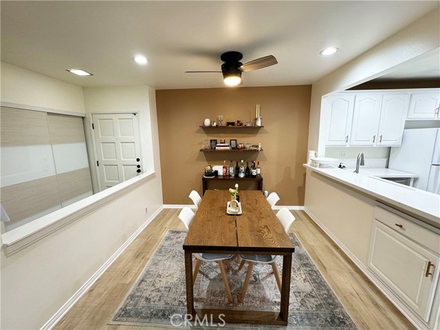 Detail Gallery Image 5 of 23 For 14315 Riverside Dr #207,  Sherman Oaks,  CA 91423 - 2 Beds | 2 Baths