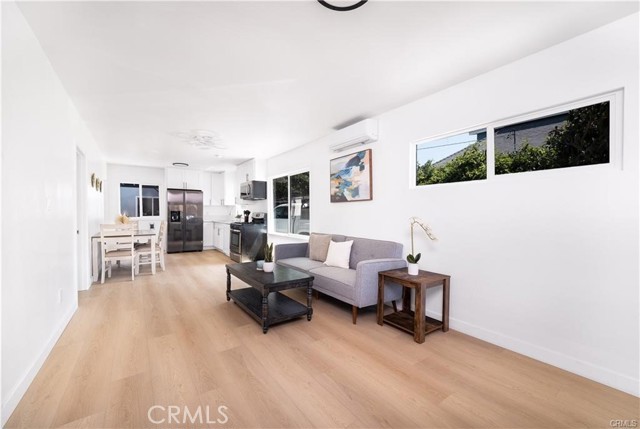 Detail Gallery Image 3 of 11 For 1009 W Myrtle, Santa Ana,  CA 92703 - 2 Beds | 1 Baths