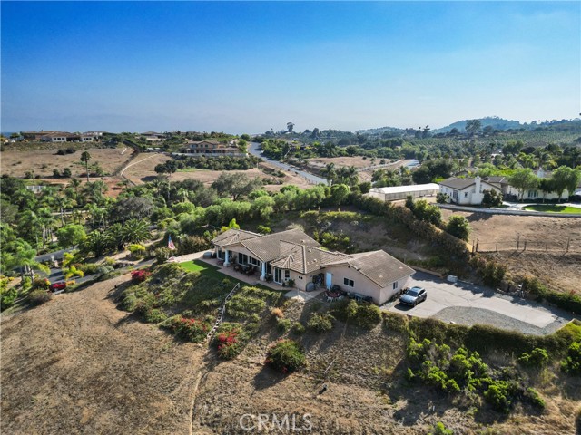 255 Puerta De Lomas, Fallbrook CA: https://media.crmls.org/medias/5b0e4bec-c959-4b4e-905f-e5c7def210cc.jpg