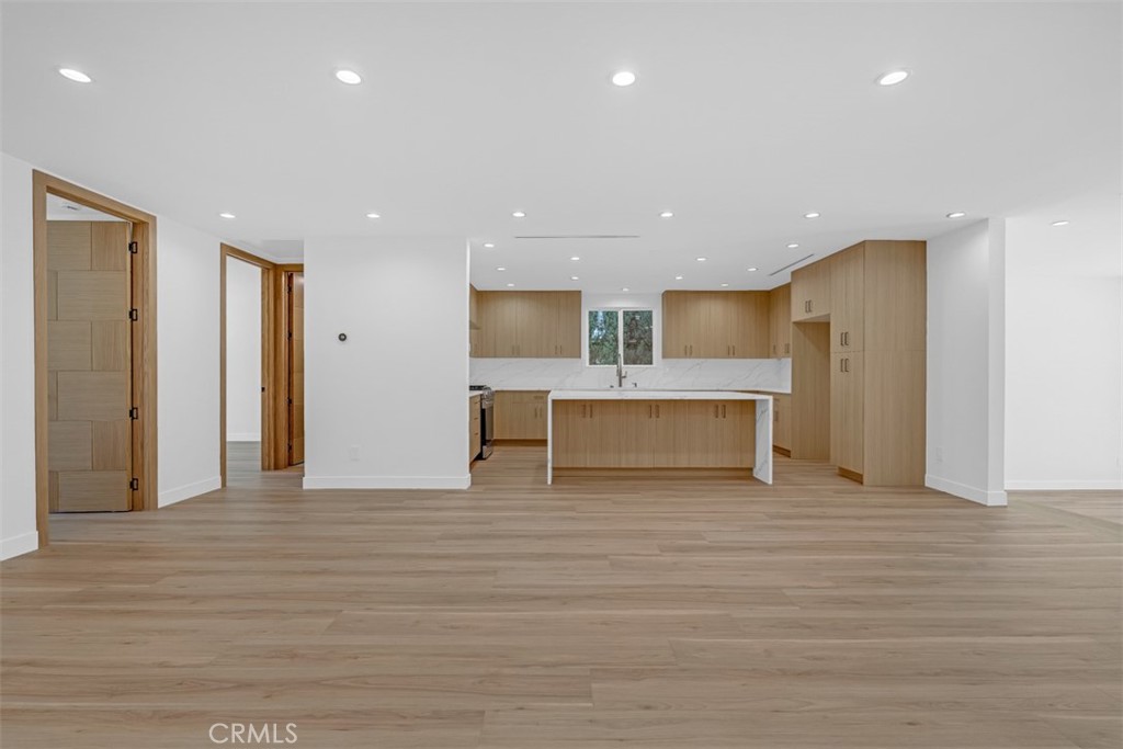 https://media.crmls.org/medias/5b10189b-4a32-465e-bedb-c594da09e8fa.jpg?preset=X-Large