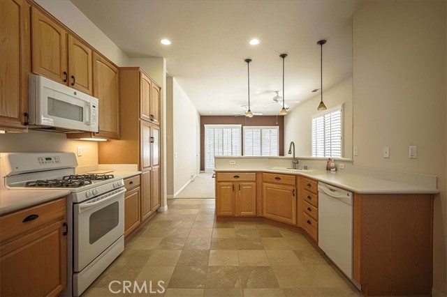 19472 Crystal Springs Lane, Apple Valley CA: https://media.crmls.org/medias/5b1045ab-9e42-42ad-a4ce-00e798b0f43b.jpg