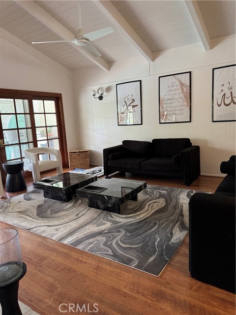 Detail Gallery Image 4 of 20 For 5341 Dubois Ave, Woodland Hills,  CA 91367 - 4 Beds | 2/1 Baths