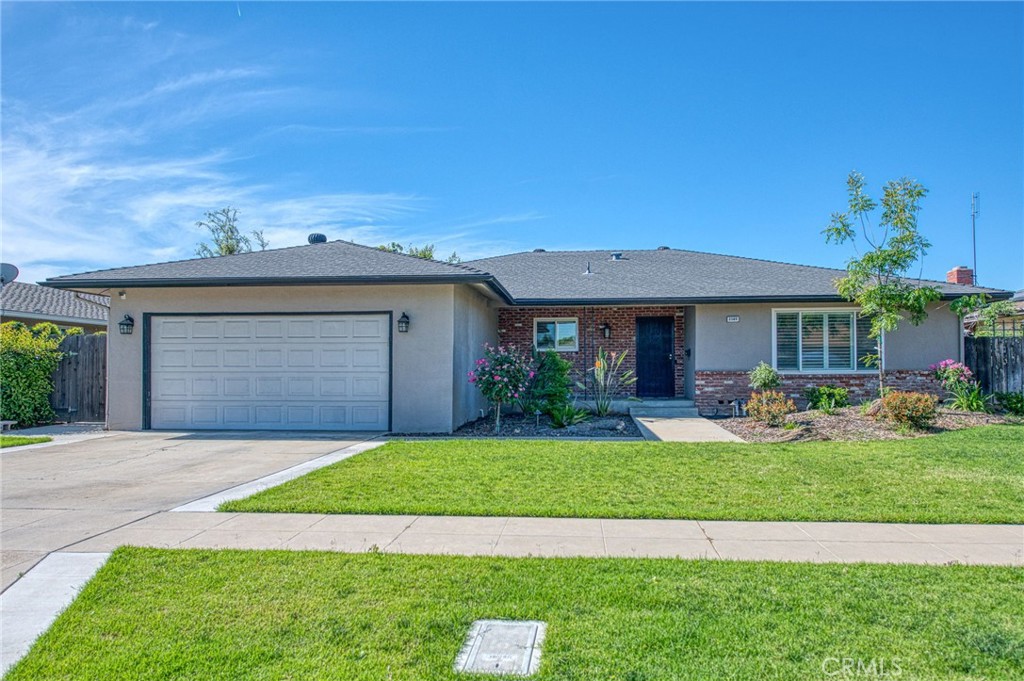 2569 E Los Altos Avenue