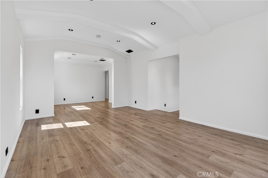 https://media.crmls.org/medias/5b19ee37-8952-4281-933e-f6a53e55082d.jpg?preset=X-Large