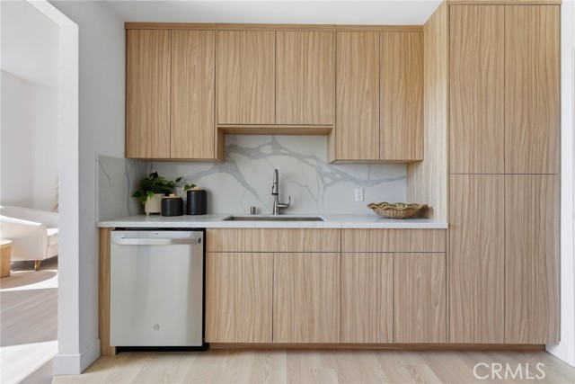 Detail Gallery Image 13 of 37 For 10820 Holman Ave #204,  Los Angeles,  CA 90024 - 2 Beds | 2 Baths